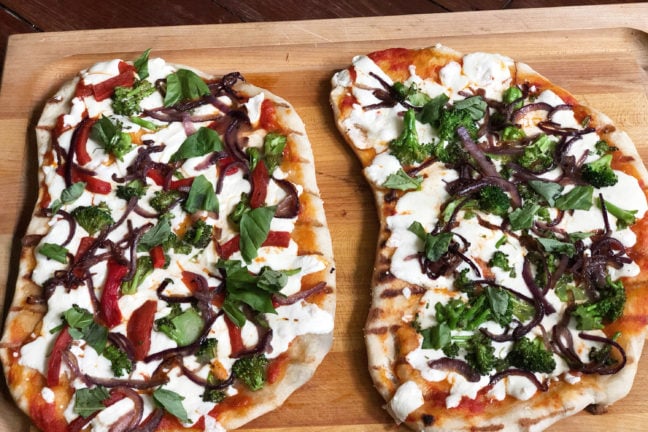 Grilled Pizzas / Katie Workman / themom100.com