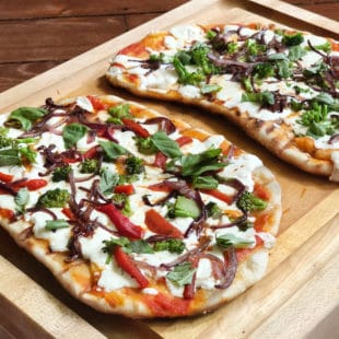 Grilled Pizzas / Katie Workman / themom100.com