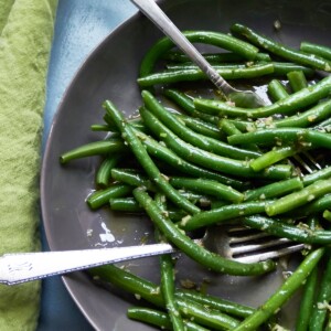 Green Beans with Tarragon Vinaigrette / Photo by Sarah Crowder / Katie Workman / themom100.com