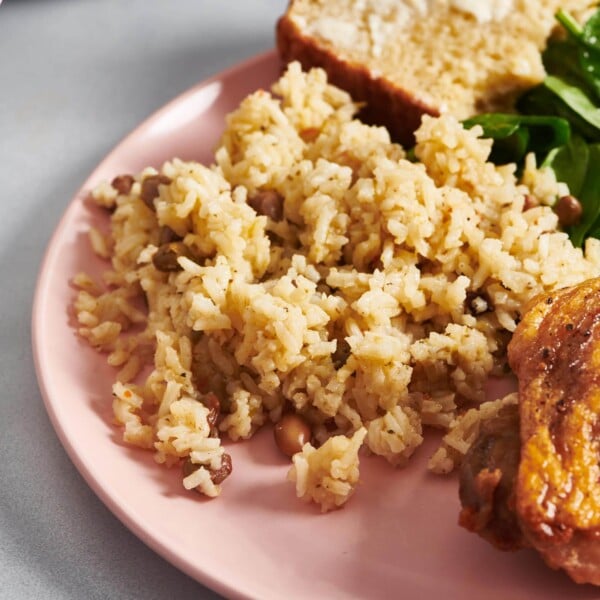 Arroz con Gandules on a pink plate.