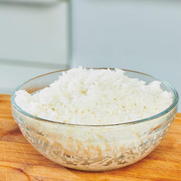 Cooked rice in glass bowl on counter.