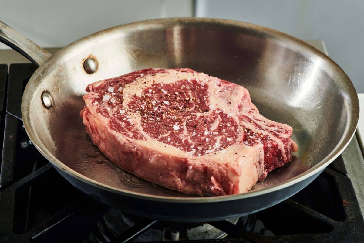 How to Cook Rib-Eye Steaks on the Stove