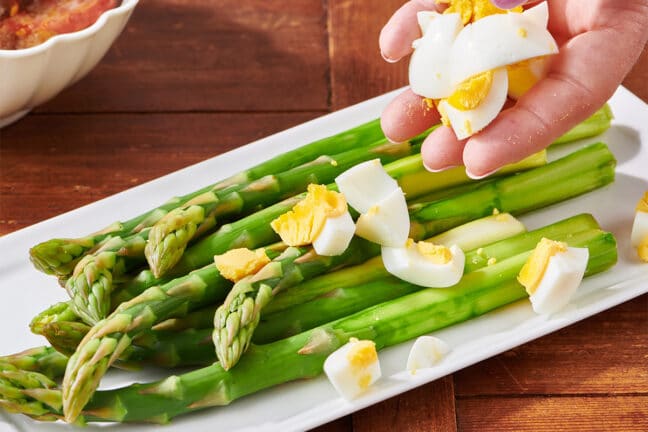 Topping asparagus with hard-boiled eggs