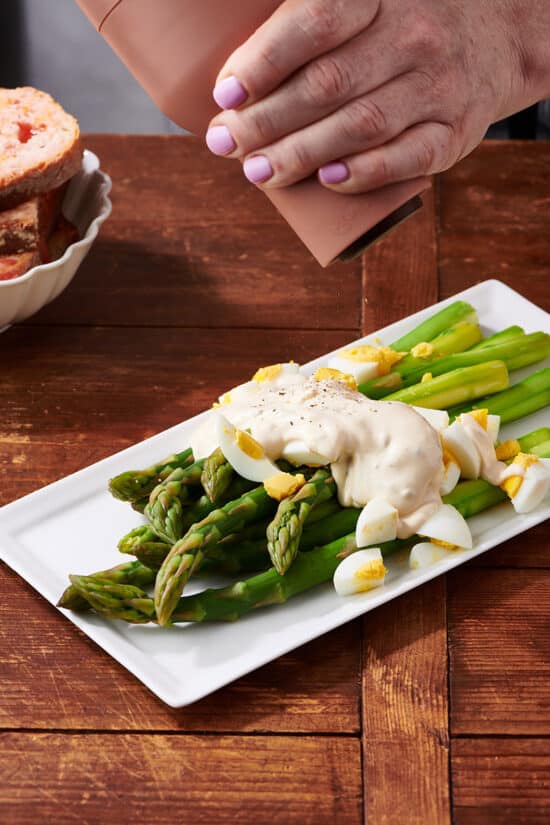 Seasoning asparagus remoulade with pepper
