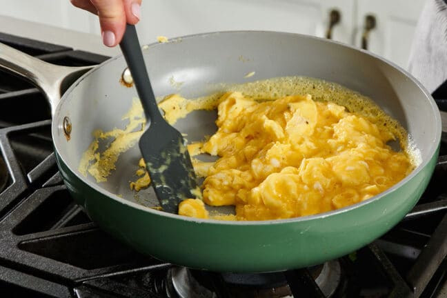 Making scrambled eggs in skillet