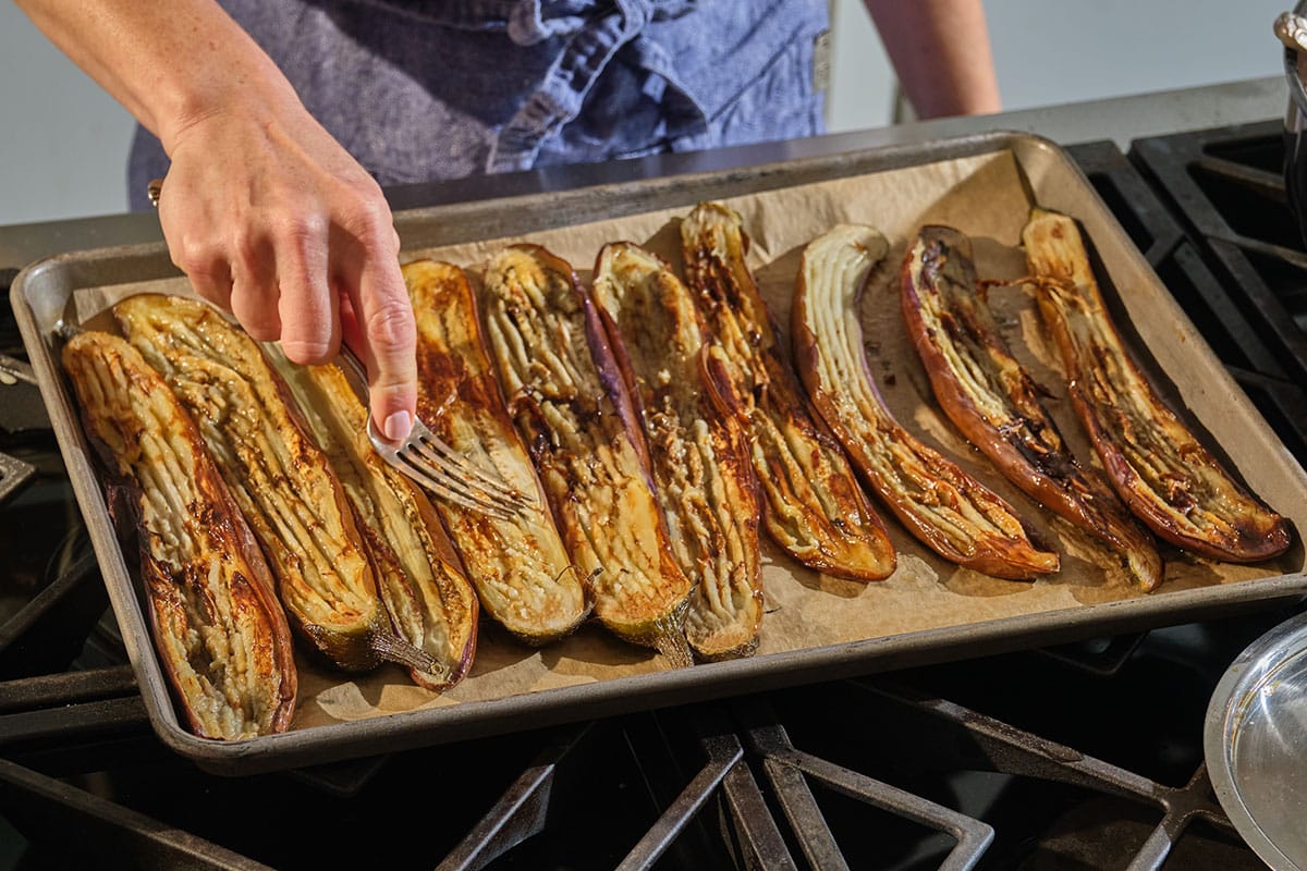 Grill the sliced ​​eggplant on a parchment-lined baking sheet.